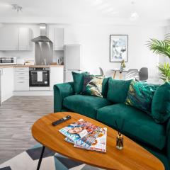 New Modern 2 Bedroom Apartment - WIFI & Netflix - Secure Parking - 27AC