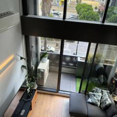 Centrally Located Modern Loft w Free Parking, Infinity Pool, Workspace