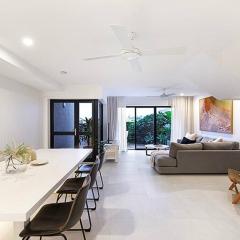 'Sunrise Luxury Beach Retreat, easy walk to beach