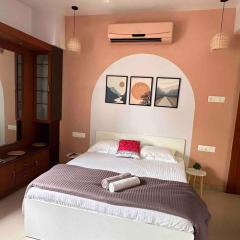 Coral: Pvt Studio in Koregaon Park. WiFi SmartTv AC