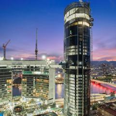 Lux Sub-Penthouse with Casino views