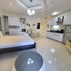 Sheryll Escapes - Kandi big studio l balcony l housekeeping l Netflix