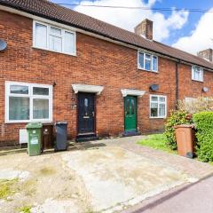 Heads on Bed - Dagenham 3Bedrooms House walk to Station with Parking