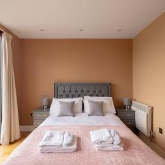 Charming One-Bedroom Retreat in Kingston KT2, London
