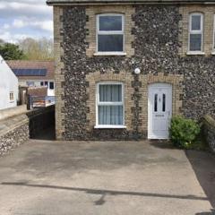 Charming 3 bedroom flint cottage