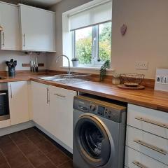 Lovely 2 Bed, detached home.
