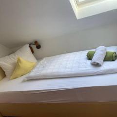 Room in Guest room - Single room with shared bathroom and kitchen in Forbach