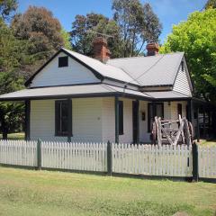 Lynden Cottage - built 1884 in the heart of town