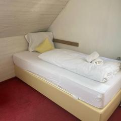 Room in Guest room - Single room with shared bathroom and kitchen in Hundsbach