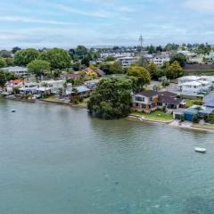 Entire Waterfront House - Boat Shed - 3 Kitchens