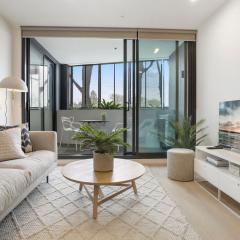 Chic 2-Bed Apartment with Undercover Parking