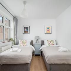 Luxe 3 Bedroom flat In London on Central Line for Families, Contractors, Business Travellers