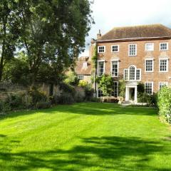 Large 8 Bedroom Georgian House in Central Chichester with Parking - Great for Celebrations!