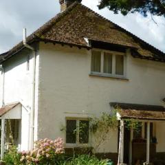 Cosy Family Cottage, Semi Rural Retreat - Dogs Welcome! Nearby Countryside, Beaches & Goodwood