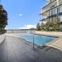 Canberra Lakefront 2-Bed with Pool, Gym & Parking