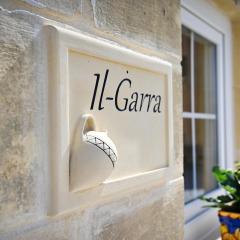Ġarra Farmhouse with Heated Pool