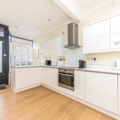 Stylish & spacious 3 bed Victorian house sleeps up to 7 - near O2, Museums, Excel, Mazehill station 12 mins direct into London Bridge