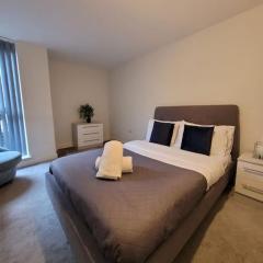 Divine Urban Retreat Luxurious 2-Bedroom Flat in City Centre, Few Steps away from Train Station Enjoy 25 Percent Off on Extended Stays