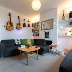 Charming 2 bed Flat with Secluded Garden