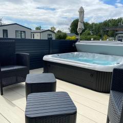 Hot Tub Lodge in the Cotswolds - Pet Friendly