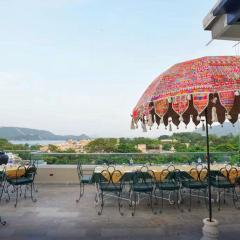 The Ramvilas - A Rooftop Pichola Lake View Hotel