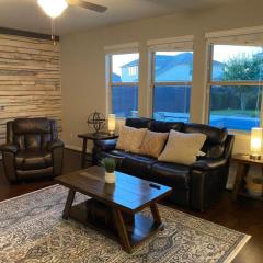 Lush 4BR, Large Bckyd, Hot Tub (Tal)