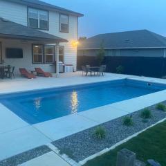 Lxry 4 BR Bckyd, Pool, Hot Tub near attrctns (Tal.)