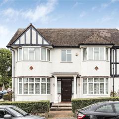 Large 5 Bedroom house in Finchley