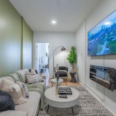 Sage Stay by the Train, We Pay Half Your Parking, 2 Queen Beds plus Sleeps 6