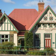 Derby Bank House- Heritage listed two bedroom old school B&B suite or a self contained cabin