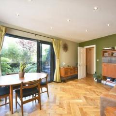 Modern 2 bed flat with gardens