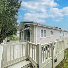 Stunning Lodge With Decking At Oaklands Holiday Park In Essex Ref 39017rw