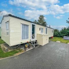 Lovely 6 Berth Caravan At Oaklands Holiday Park Ref 39031cw