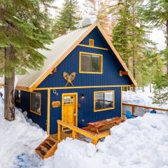 Indigo Owl by AvantStay Cabin w Hot Tub Firepit Minutes to Lake Slopes