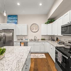 Spacious Freshly Renovated Townhome - City Side