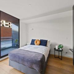 A Modern & Spacious 2BR Apt Near Melbourne Uni