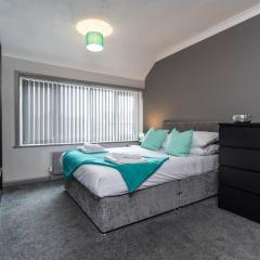 Stylish House - Close to City Centre - Free Parking, Super-Fast Wifi and Smart TVs by Yoko Property