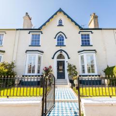 Abbey Lodge, Llandudno - Period Townhouse, 5 bedrooms & bathrooms, with Hot Tub & Private Parking