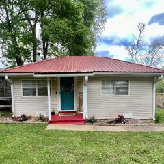 Humble Cove Lake Cottage: kayaks, fishing, firepit