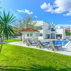 VILLA DANICA with heated pool and jacuzzi