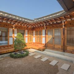 Luxury Hanok Pine Residence