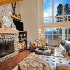 9 BDR Close to Main Street with Secluded Hot Tub