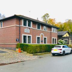 Luxury Two Bed Suite - Walk to Trentham Gardens!