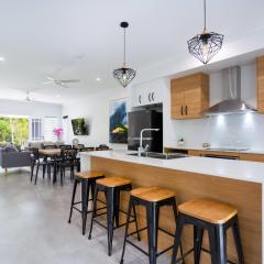 5 Star Villa in Tropical location with Patio and Hot Tub 3 bedroom 2 Bath