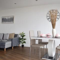 Sleek 2 bed with balcony in Brentwood