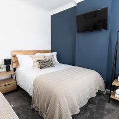 Steel Town Lodge - Comfy Home in Port Talbot with Hot Tub & Dart Board