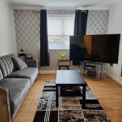 Spacious 2 bedroom 2 Bathroom Flat in Hatfield near Hertfordshire University with Private Car Park Sleeps 5-6