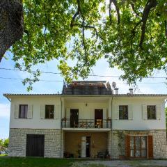 4 Bedroom Lovely Apartment In Montefelcino