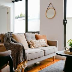 Hawksburn Village - 2 Bed Apt in Central Prahran