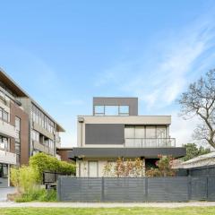 Simply Beautiful Townhouse in Caulfield N +parking